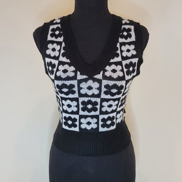 NO COMMENT Juniors' V-Neck Sweater Vest - Picture 1 of 3